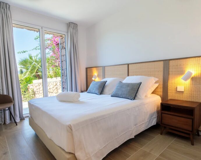 Domaine de Cala Rossa, villa 6 chambres et 1 dortoir, piscine, vue mer, plage à pied, Villa Lazuli