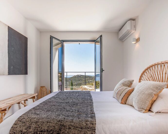 Lumio, 6-bedroom villa, sea and mountain views, heated pool, close to beaches.