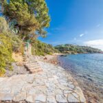 Porto-Vecchio, Domaine de Cala Rossa, 6 bedroom villa, sea view, right on the water