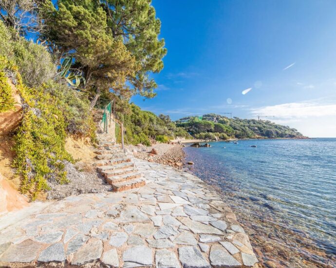 Porto-Vecchio, Domaine de Cala Rossa, 6 bedroom villa, sea view, right on the water