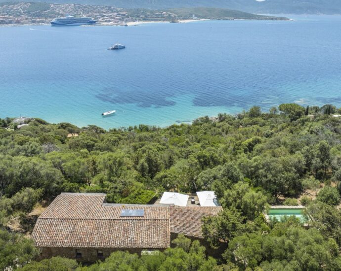 Propriano, Olmeto, villa 4 chambres, pied dans l&rsquo;eau, piscine