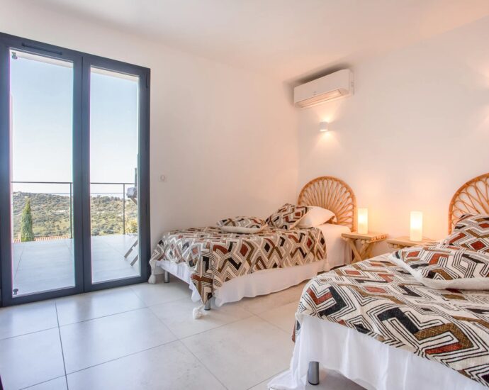 Lumio, 6-bedroom villa, sea and mountain views, heated pool, close to beaches.
