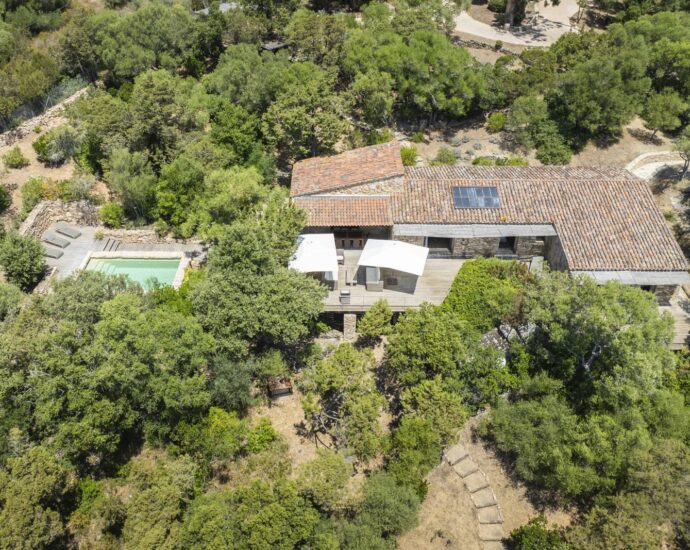 Propriano, Olmeto, villa 4 chambres, pied dans l&rsquo;eau, piscine