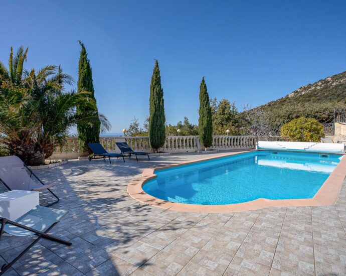 Lumio, 6-bedroom villa, sea and mountain views, heated pool, close to beaches.
