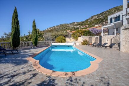 Lumio, 6-bedroom villa, sea and mountain views, heated pool, close to beaches.