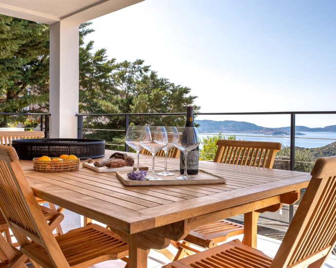 Lumio, Villa 6 chambres, vue mer et montagnes, piscine chauffée, proche des plages.