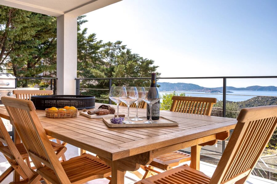 Lumio, 6-bedroom villa, sea and mountain views, heated pool, close to beaches.