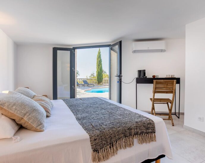 Lumio, 6-bedroom villa, sea and mountain views, heated pool, close to beaches.