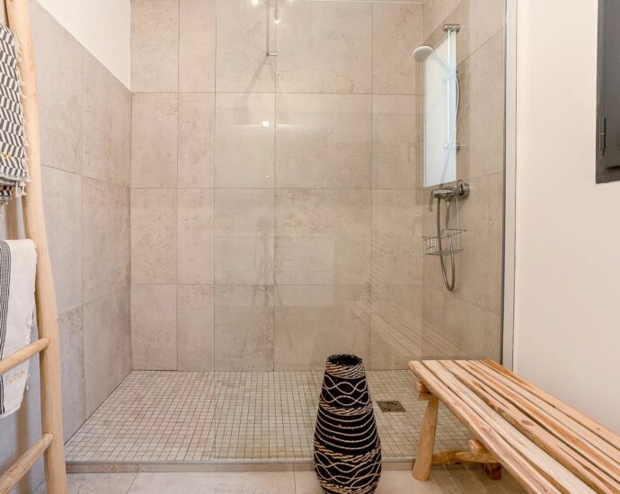 Lumio, 6-bedroom villa, sea and mountain views, heated pool, close to beaches.