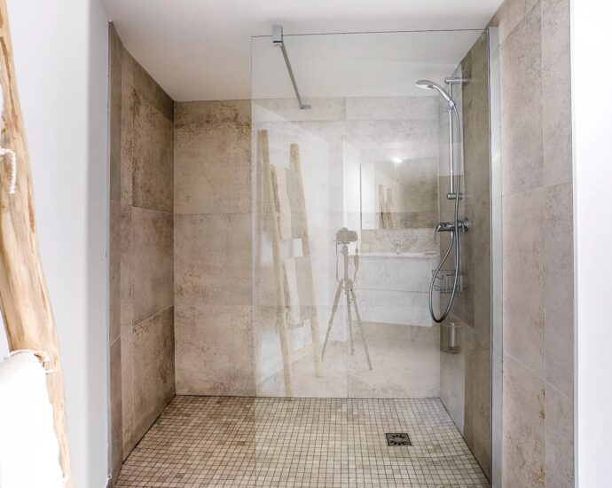 Lumio, 6-bedroom villa, sea and mountain views, heated pool, close to beaches.