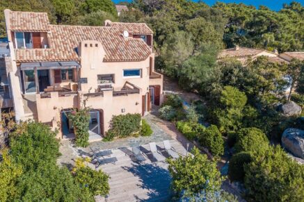 Porto-Vecchio, Domaine de Cala Rossa, 6 bedroom villa, sea view, right on the water