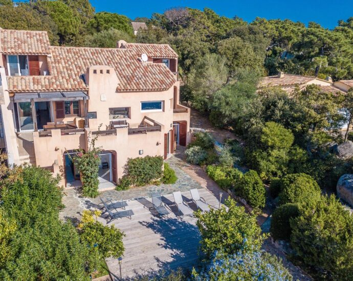 Porto-Vecchio, Domaine de Cala Rossa, villa 6 chambres, vue mer, pied dans l&rsquo;eau