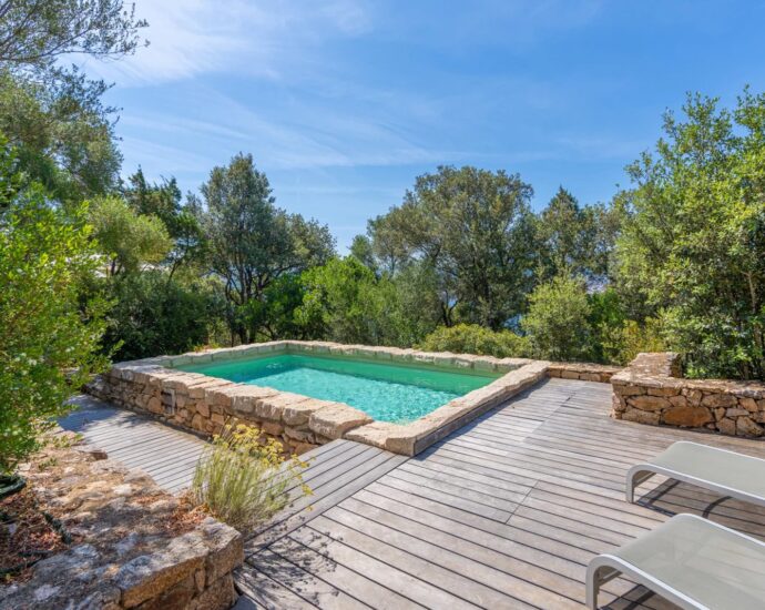 Propriano, Olmeto, villa 4 chambres, pied dans l&rsquo;eau, piscine