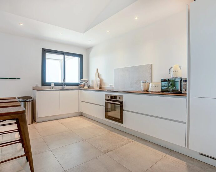 Lumio, 6-bedroom villa, sea and mountain views, heated pool, close to beaches.