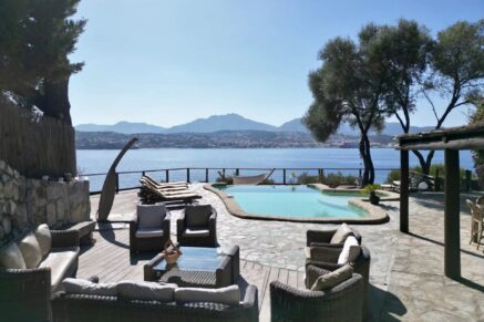 Propriano, Olmeto, villa pied dans l&rsquo;eau, 6 chambres, vue mer et montagnes, piscine, plage à pied