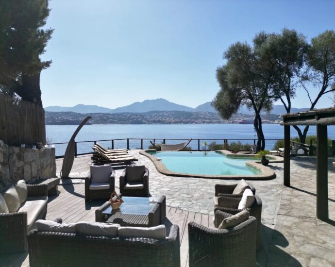 Propriano, Olmeto, villa pied dans l&rsquo;eau, 6 chambres, vue mer et montagnes, piscine, plage à pied