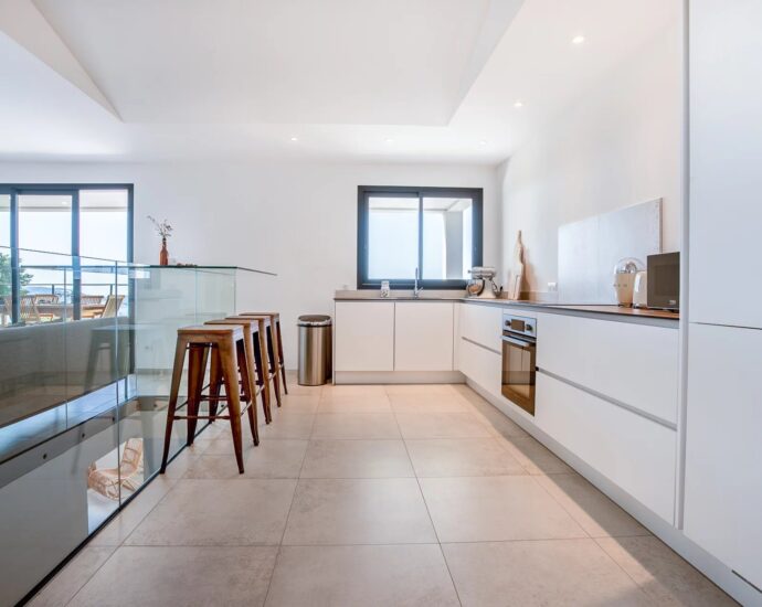 Lumio, 6-bedroom villa, sea and mountain views, heated pool, close to beaches.