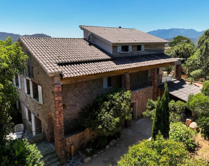 Domaine de Cala Rossa, villa 6 chambres et 1 dortoir, piscine, vue mer, plage à pied, Villa Lazuli