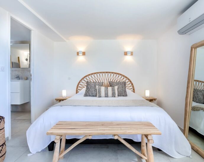 Lumio, 6-bedroom villa, sea and mountain views, heated pool, close to beaches.