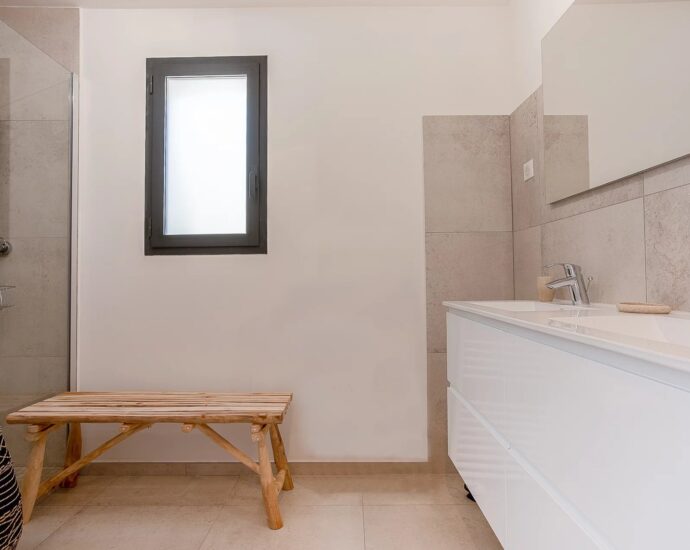 Lumio, 6-bedroom villa, sea and mountain views, heated pool, close to beaches.