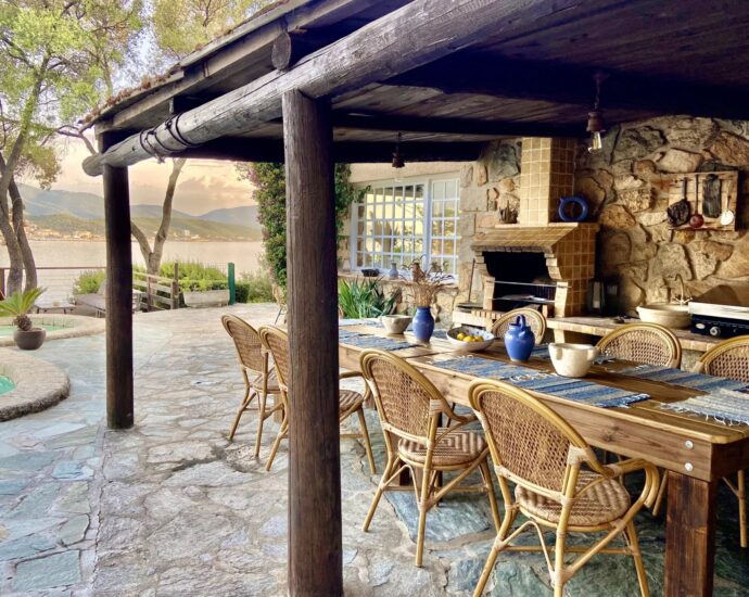 Propriano, Olmeto, villa pied dans l&rsquo;eau, 6 chambres, vue mer et montagnes, piscine, plage à pied