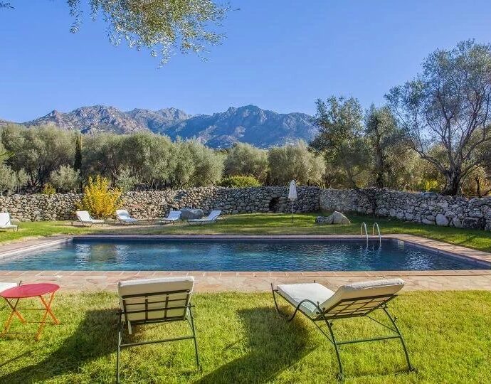 Proche Ile-Rousse, Villa 7 chambres, vue montagnes, piscine.