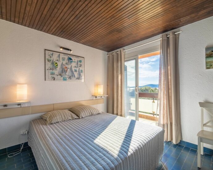 Porto-Vecchio, Domaine de Cala Rossa, villa 6 chambres, vue mer, pied dans l&rsquo;eau