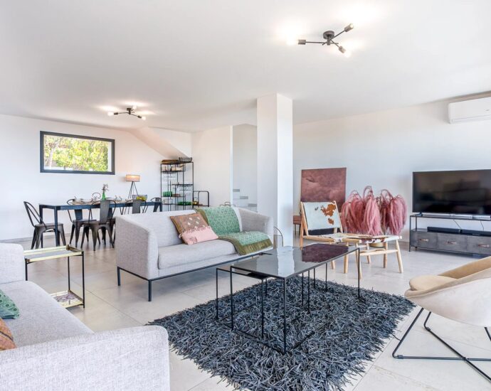 Lumio, 6-bedroom villa, sea and mountain views, heated pool, close to beaches.