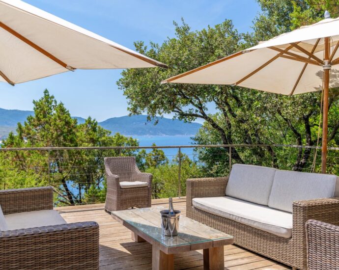 Propriano, Olmeto, villa 4 chambres, pied dans l&rsquo;eau, piscine