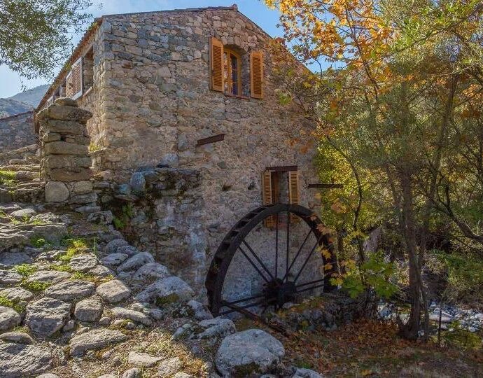 Proche Ile-Rousse, Villa 7 chambres, vue montagnes, piscine.