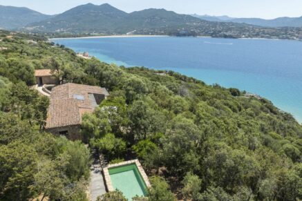 Propriano, Olmeto, villa 4 chambres, pied dans l&rsquo;eau, piscine