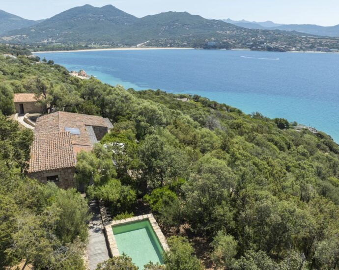 Propriano, Olmeto, villa 4 chambres, pied dans l&rsquo;eau, piscine