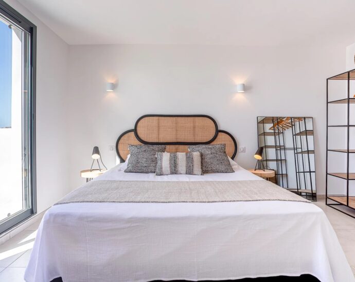 Lumio, 6-bedroom villa, sea and mountain views, heated pool, close to beaches.