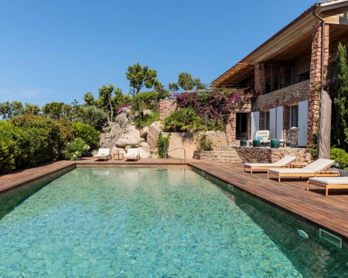 Domaine de Cala Rossa, villa 6 chambres et 1 dortoir, piscine, vue mer, plage à pied, Villa Lazuli