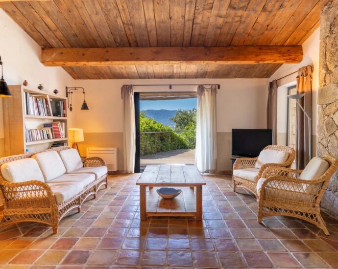 Propriano, Olmeto, villa 4 chambres, pied dans l&rsquo;eau, piscine