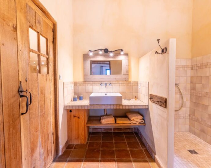 Propriano, Olmeto, villa 4 chambres, pied dans l&rsquo;eau, piscine