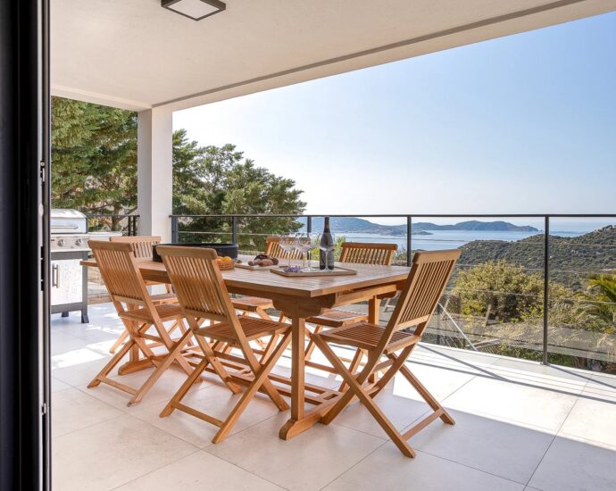 Lumio, 6-bedroom villa, sea and mountain views, heated pool, close to beaches.