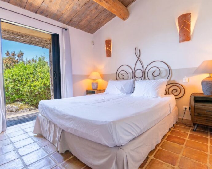 Propriano, Olmeto, villa 4 chambres, pied dans l&rsquo;eau, piscine