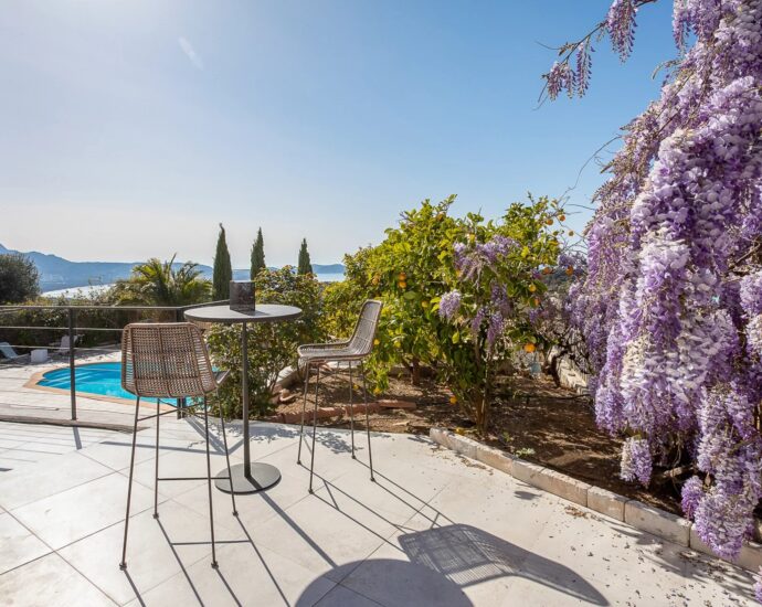 Lumio, 6-bedroom villa, sea and mountain views, heated pool, close to beaches.