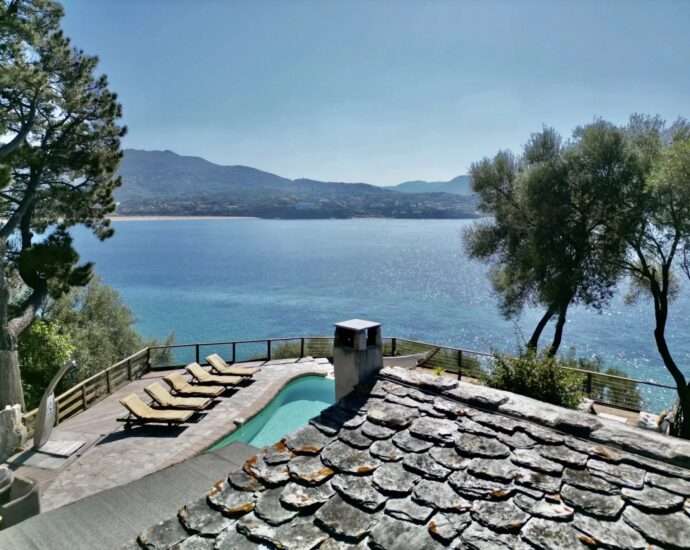 Propriano, Olmeto, villa pied dans l&rsquo;eau, 6 chambres, vue mer et montagnes, piscine, plage à pied