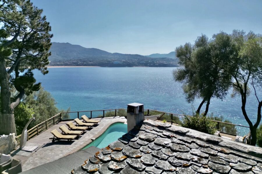 Propriano, Olmeto, villa pied dans l&rsquo;eau, 6 chambres, vue mer et montagnes, piscine, plage à pied