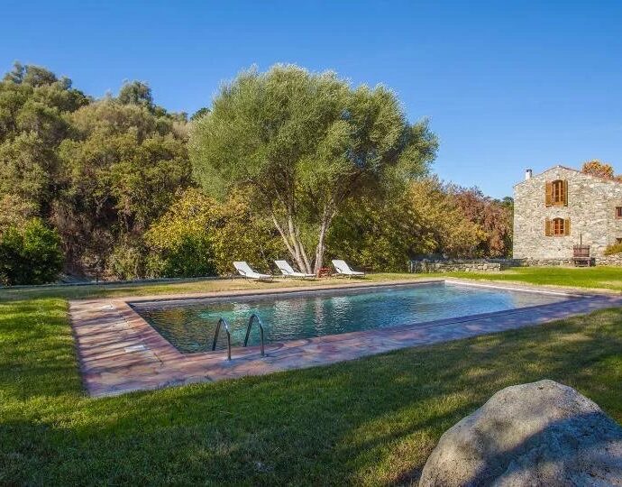 Proche Ile-Rousse, Villa 7 chambres, vue montagnes, piscine.