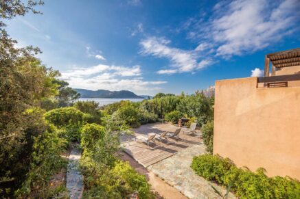 Porto-Vecchio, Domaine de Cala Rossa, 6 bedroom villa, sea view, right on the water