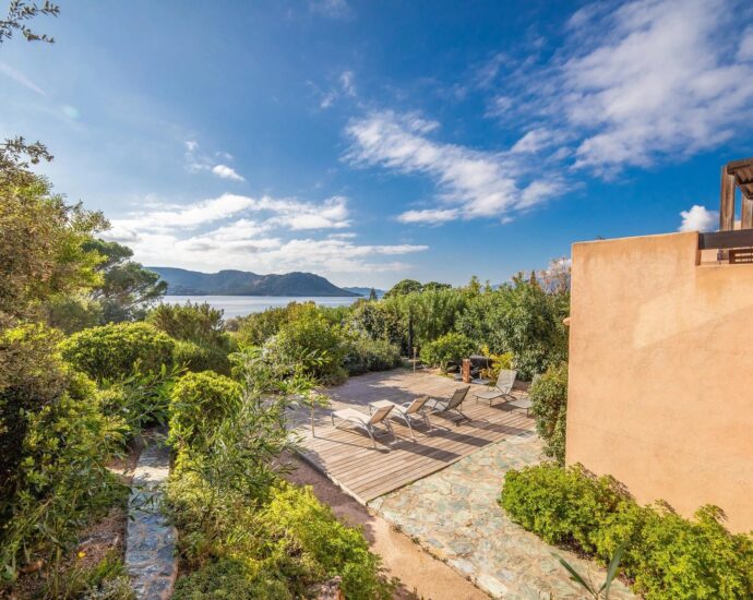 Porto-Vecchio, Domaine de Cala Rossa, villa 6 chambres, vue mer, pied dans l&rsquo;eau