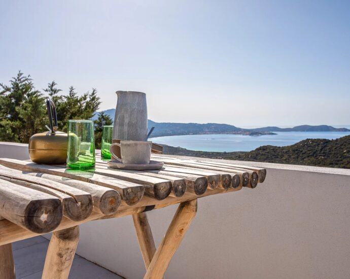 Lumio, 6-bedroom villa, sea and mountain views, heated pool, close to beaches.