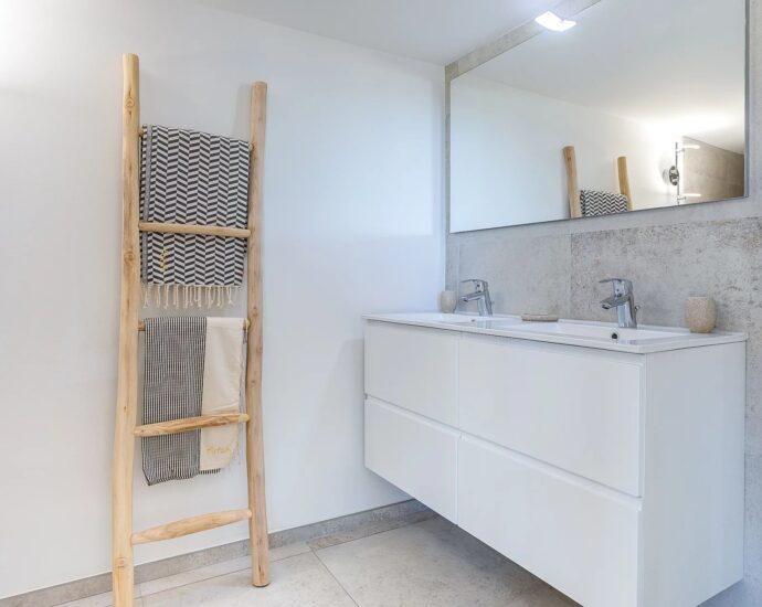 Lumio, 6-bedroom villa, sea and mountain views, heated pool, close to beaches.