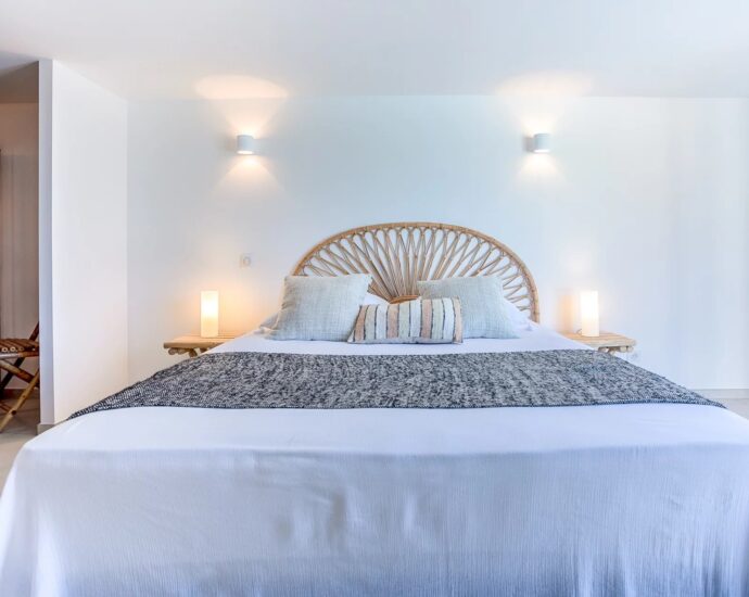 Lumio, 6-bedroom villa, sea and mountain views, heated pool, close to beaches.