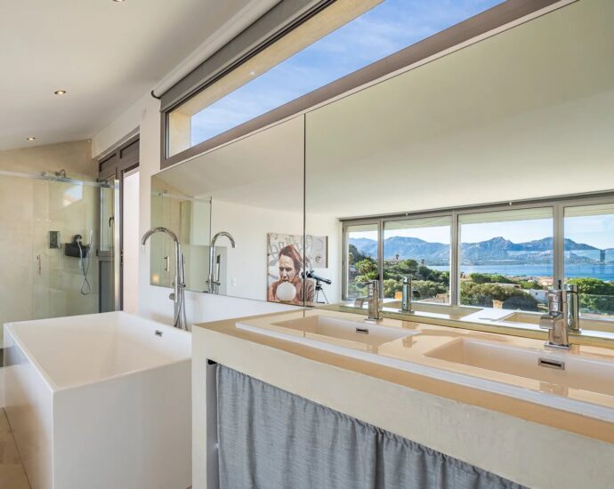 Calvi, 5 bedroom villa, swimming pool, sea view, town centre and beach on foot