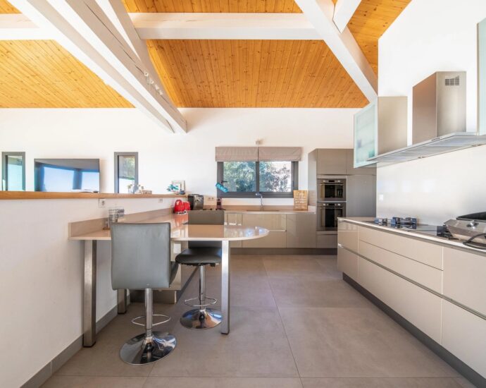 Pinarello, Villa La Tour, 5 bedrooms, swimming pool and sea view, RL278