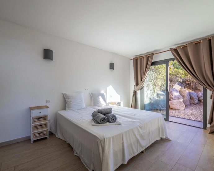 Pinarello, Villa La Tour, 5 bedrooms, swimming pool and sea view, RL278